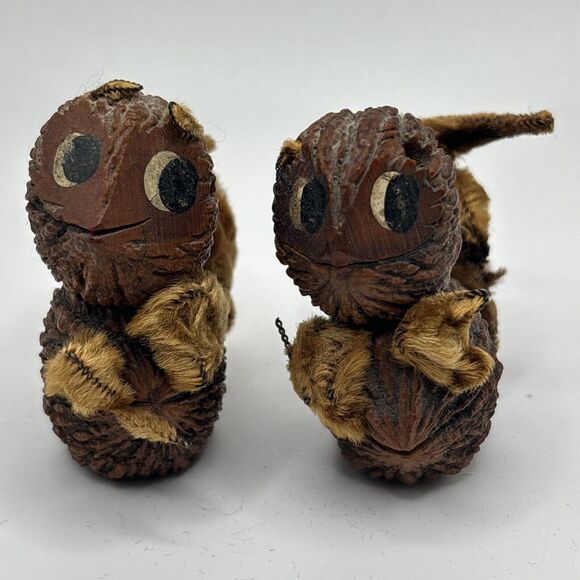 VINTAGE ANTIQUE SALT AND PEPPER SHAKERS SQUIRRELS MADE FROM WALNUTS RARE - Picture 1 of 7